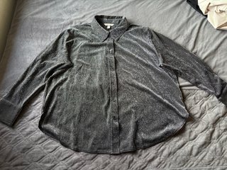Camisa brillante plateada y negra
