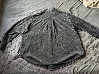 Camisa brillante plateada y negra