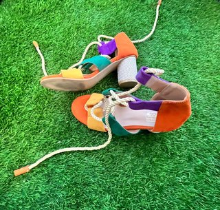 Sandalias de tacón multicolor con cuerdas