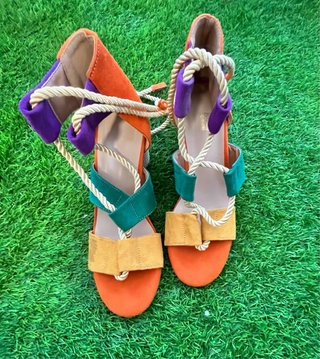 Sandalias de tacón multicolor con cuerdas