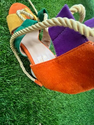 Sandalias de tacón multicolor con cuerdas