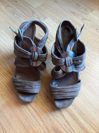 Sandalias tacón de ante marrón T.39