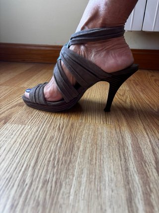 Sandalias tacón de ante marrón T.39