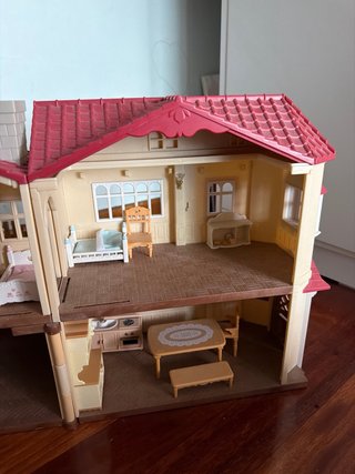 Casa de muñecas con muebles