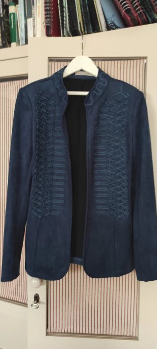 Chaqueta azul bordada