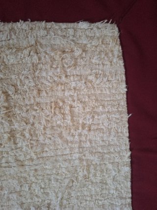 Alfombra de tela beige y roja