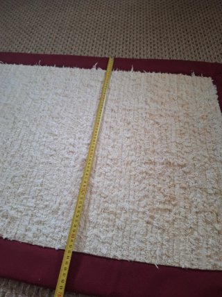 Alfombra de tela beige y roja