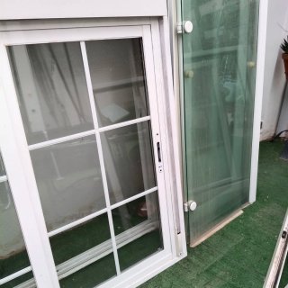 Ventanas de aluminio blancas