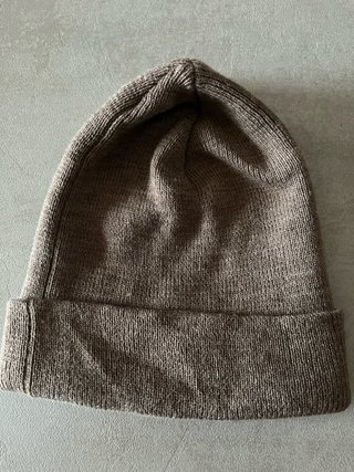 Gorro de lana marrón con anillas