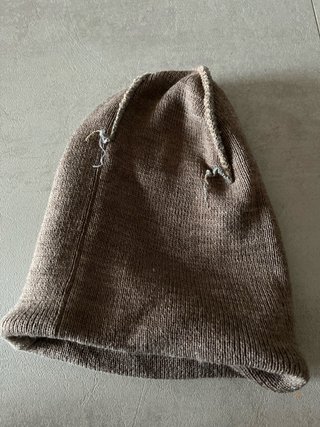 Gorro de lana marrón con anillas