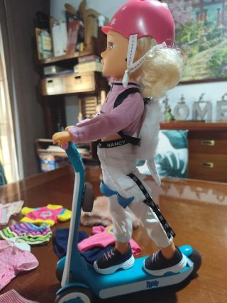 Nancy y su patinete