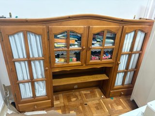 Mueble vitrina de madera con puertas de cristal