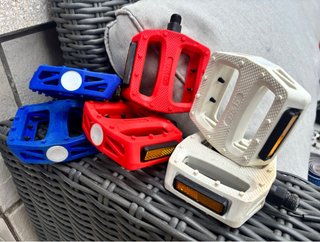 Pedales NUEVOS de Bicicleta (Rojo, Blanco, Azul)