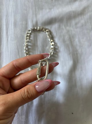 Collar plateado con cierre de T