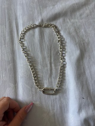 Collar plateado con cierre de T