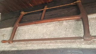Serrucho de madera antiguo