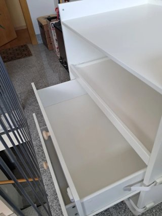 Cambiador de bebé blanco con cajones