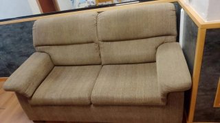 Sofá de tela beige 2 plazas