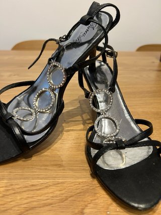 Sandalias de tacón con adornos