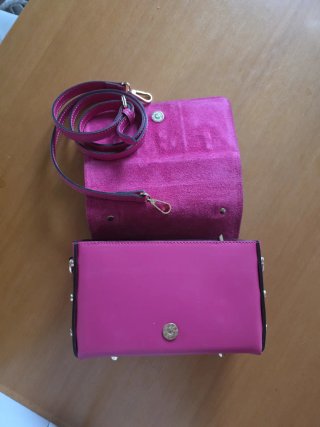 Bolso de mano rosa y dorado con abalorios