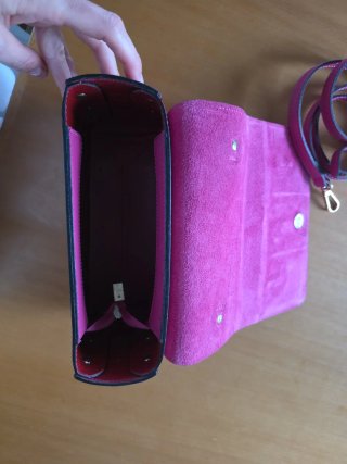 Bolso de mano rosa y dorado con abalorios