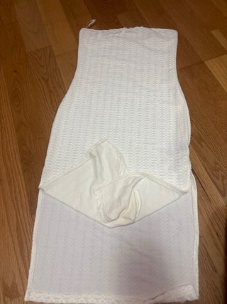Vestido crema tubo con abertura