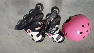 Patines en línea rosas y mochila floral