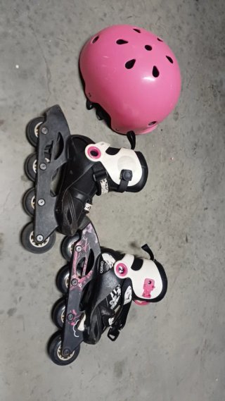 Patines en línea rosas y mochila floral