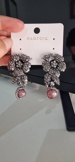 Pendientes Parfois flor con pedrería y piedra rosa