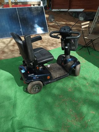Scooter Invacare azul y negro