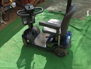 Scooter Invacare azul y negro