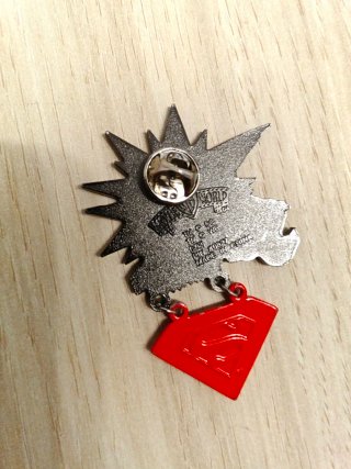 Pin Superman Logo y Figura
