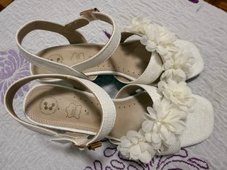 Sandalias blancas con flores