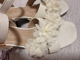 Sandalias blancas con flores