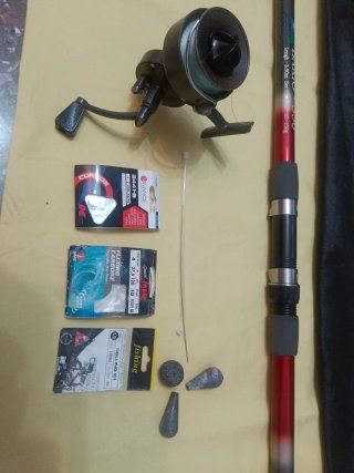 Caña de pescar, carrete y accesorios