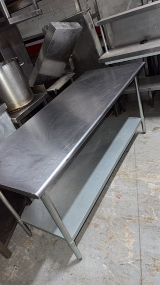 Mesa de acero inoxidable 1.80x70x85 buen estado