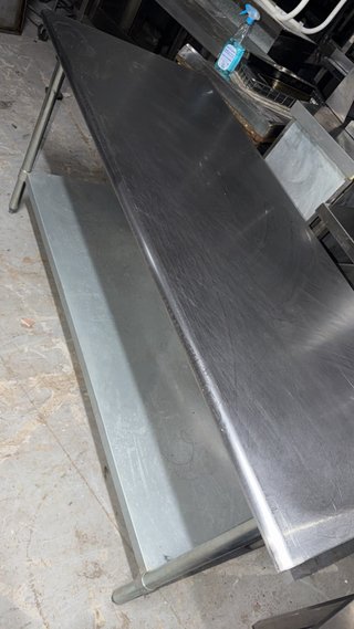 Mesa de acero inoxidable 1.80x70x85 buen estado