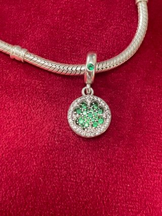 Charm Trébol con Circonitas Verdes