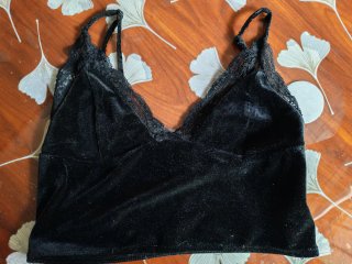 Top negro de terciopelo con encaje