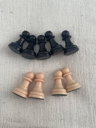 Peones de ajedrez (5 negros, 4 blancos)