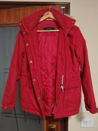 Chaqueta de invierno roja con capucha