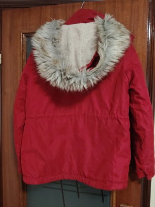Chaqueta de invierno roja con capucha