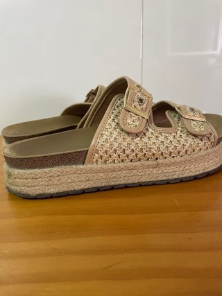 Sandalias de cuña con hebillas y rafia