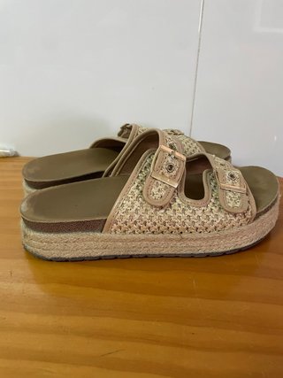 Sandalias de cuña con hebillas y rafia
