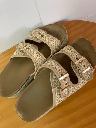 Sandalias de cuña con hebillas y rafia