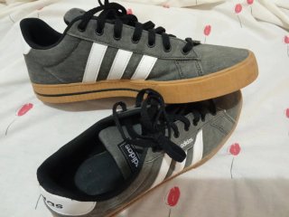 Zapatillas Adidas Grises y Blancas
