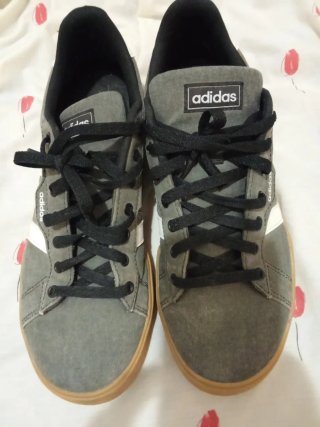 Zapatillas Adidas Grises y Blancas
