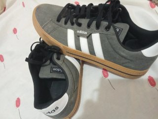 Zapatillas Adidas Grises y Blancas