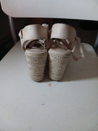 Cuñas beige con cordones y esparto