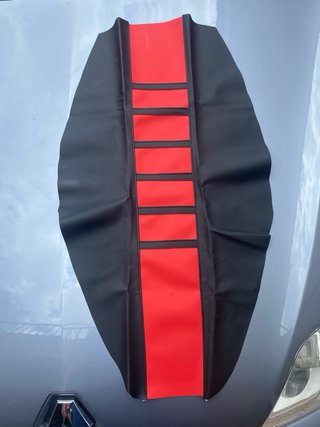 Funda de asiento roja y negra